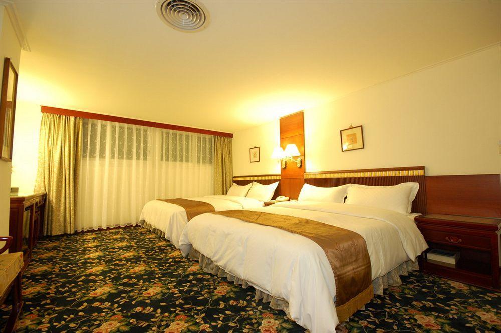 Kiwi Hotel Mrt Wenxin Branch Taichung Extérieur photo