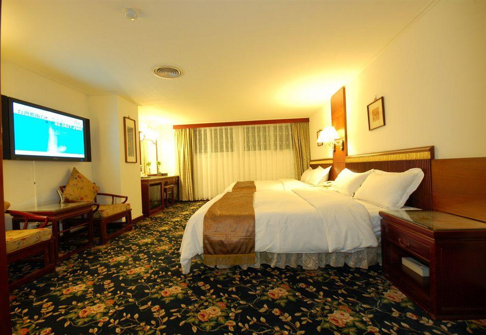 Kiwi Hotel Mrt Wenxin Branch Taichung Extérieur photo