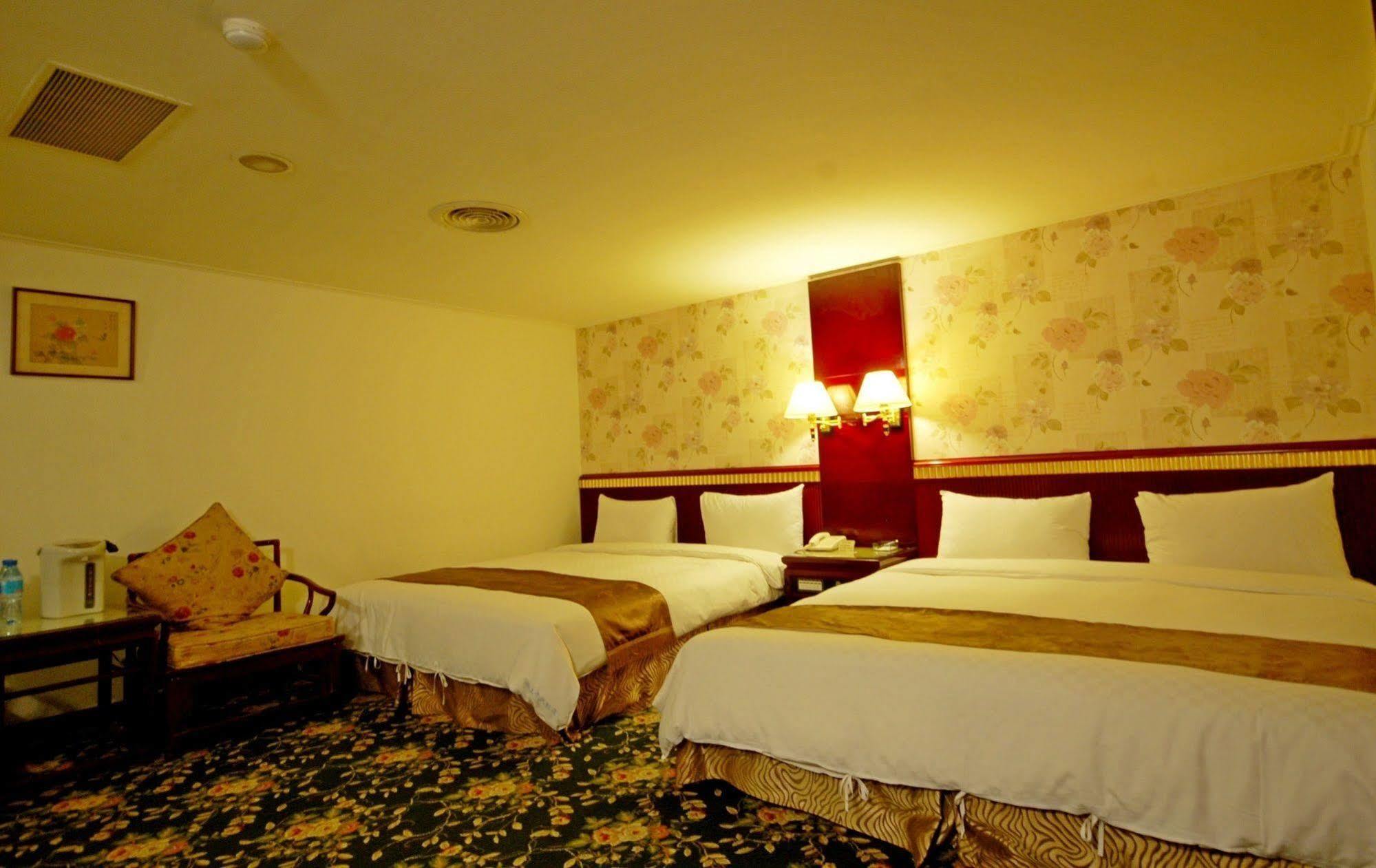 Kiwi Hotel Mrt Wenxin Branch Taichung Extérieur photo