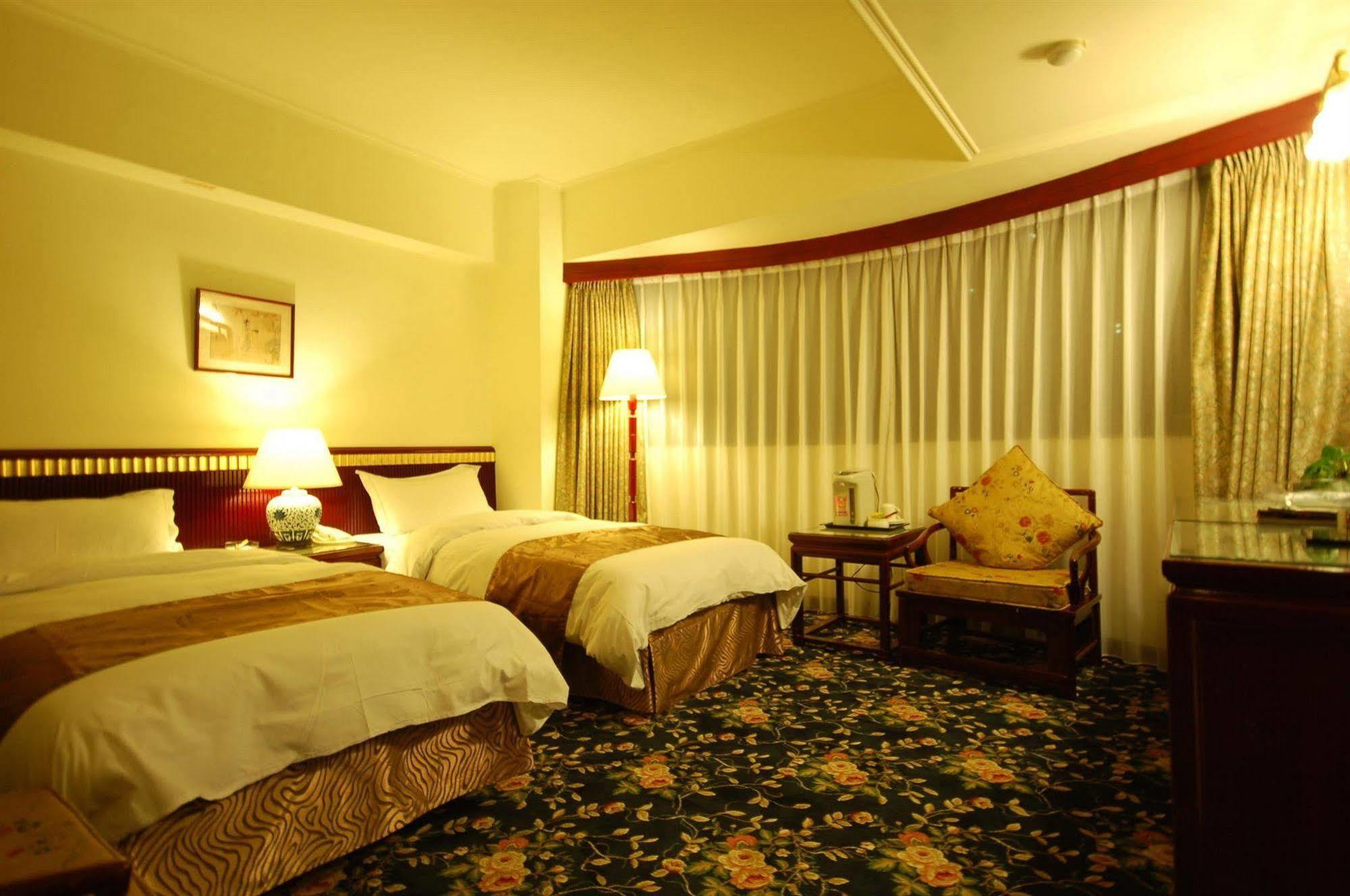 Kiwi Hotel Mrt Wenxin Branch Taichung Extérieur photo