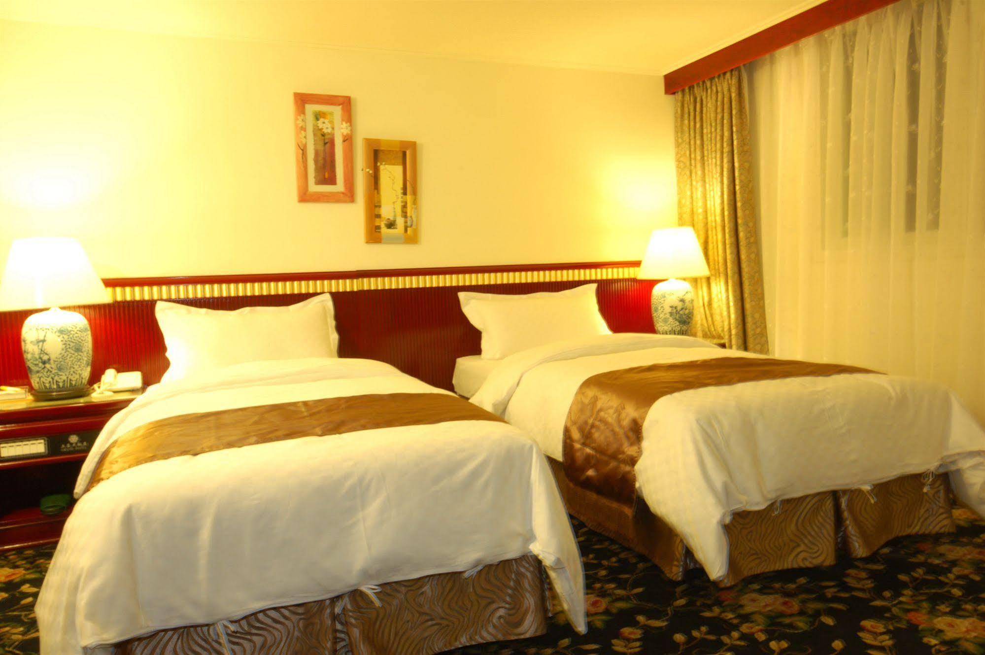 Kiwi Hotel Mrt Wenxin Branch Taichung Extérieur photo