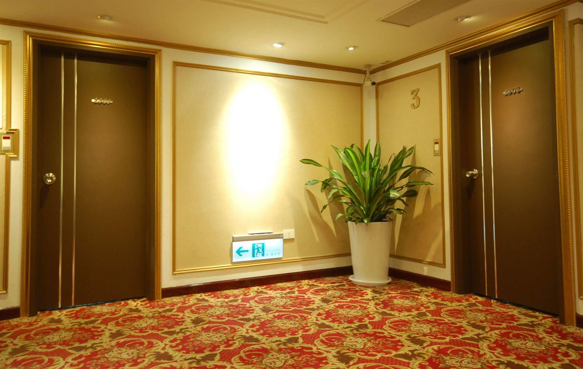 Kiwi Hotel Mrt Wenxin Branch Taichung Extérieur photo